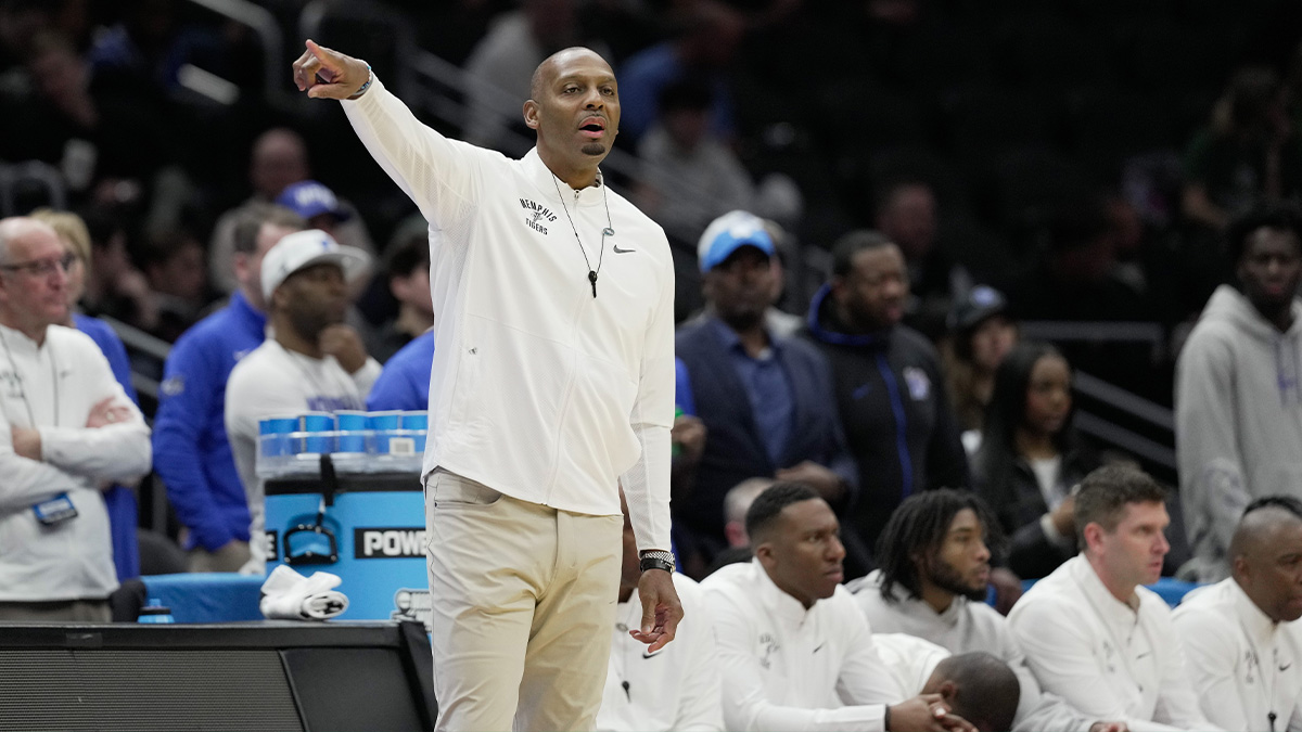 Memphis Tigers head coach Penny Hardaway communicates with the team during the first half against Colorado State Rams at Climate Pledge Arena.