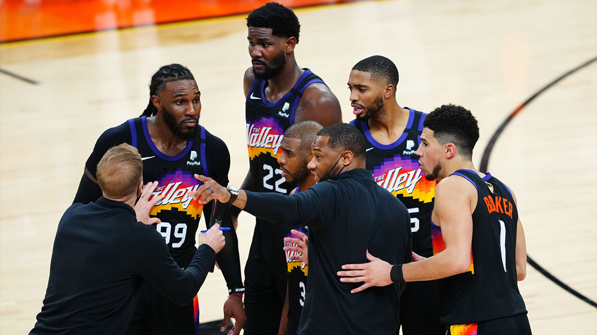 Phoenix Suns assistant coach Willie Green (center) in the huddle with Chris Paul (3), Jae Crowder (99), Deandre Ayton (22), Mikal Bridges (25) and Devin Booker (1) against the Milwaukee Bucks during game five of the 2021 NBA Finals at Phoenix Suns Arena.