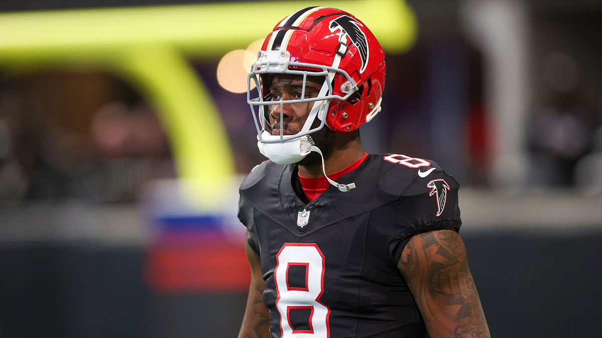Atlanta Falcons tight end Kyle Pitts (8) prepares for a game against the New York Giants at Mercedes-Benz Stadium.