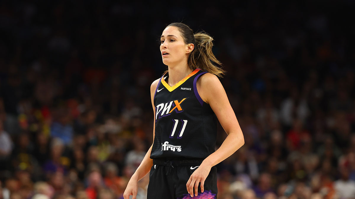 Phoenix Mercury guard Rebecca Allen (11) against the Indiana Fever at Footprint Center.