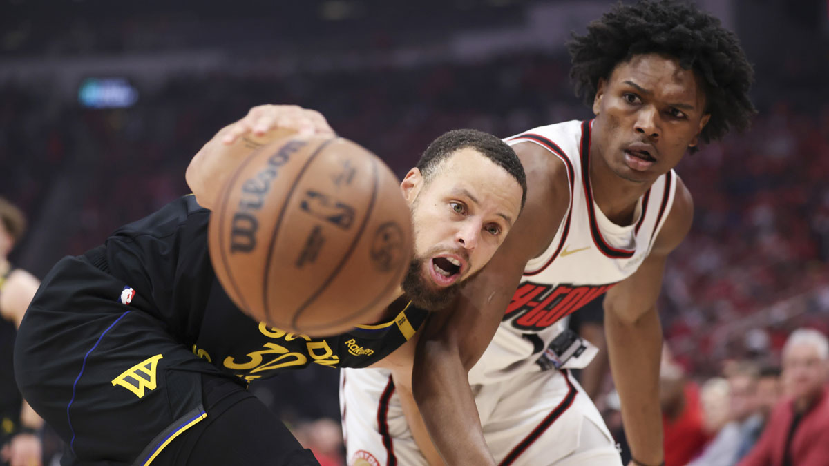 Warriors guard Stephen Curry (30) attempts to get control of a loose ball away from Houston Rockets forward Amen Thompson (1) during the first quarter of game seven of the first round for the 2025 NBA Playoffs at Toyota Center