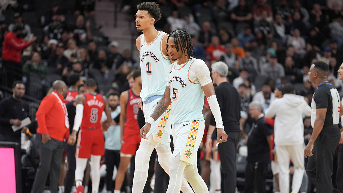 The center of San Antonio Spurs Victor Wembanyama (1) and the Garde Stephon Castle (5) walk towards the bench in the second period against the Pélicans of New Orleans at the Frost Bank Center.