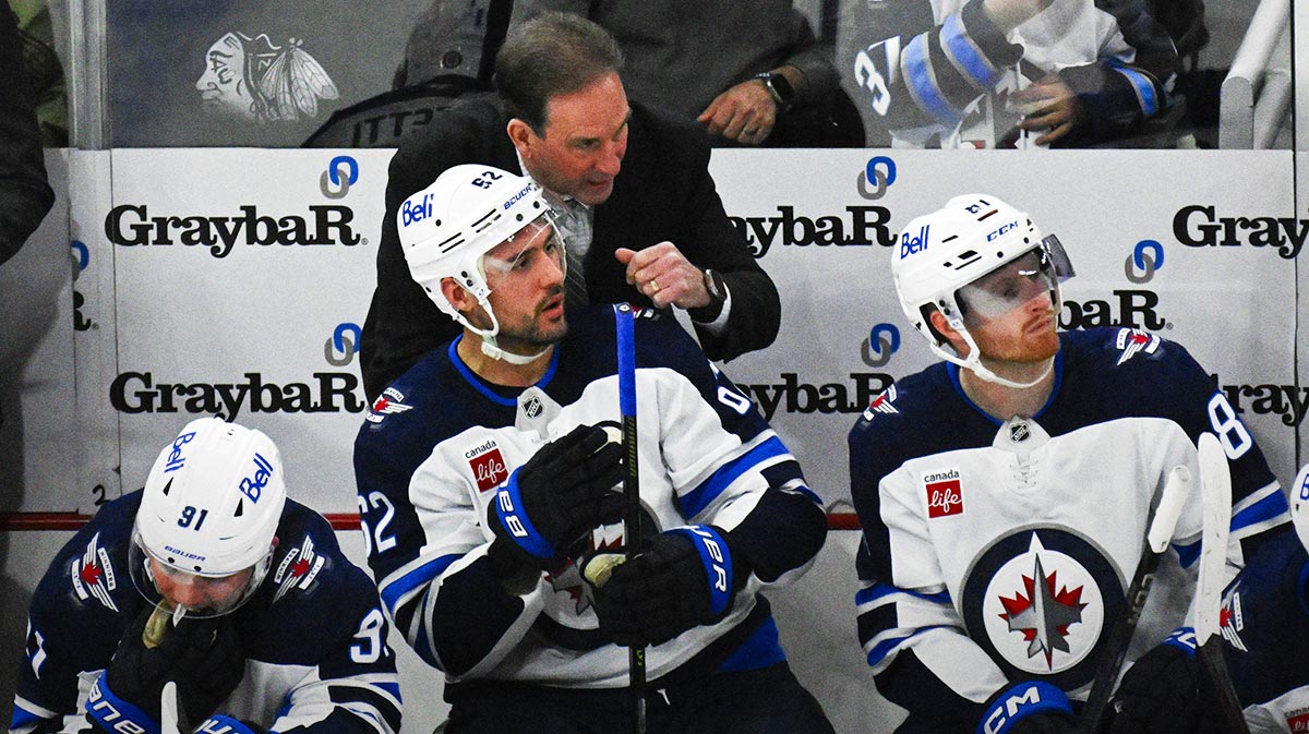 Winnipeg Jets head coach Scott Arniel talks with players during the second period against there Chicago Blackhawks at United Center.