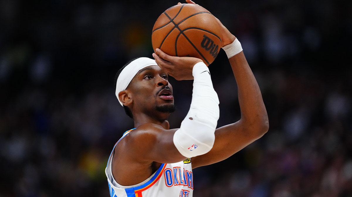 The Oklahoma City Thunder goalkeeper Shai Gilgeous-Alexander (2) is preparing to draw a first half's technical throwing against the Denver Nuggets in the third round game for the NBA 2025 qualifiers in Ball Arena.