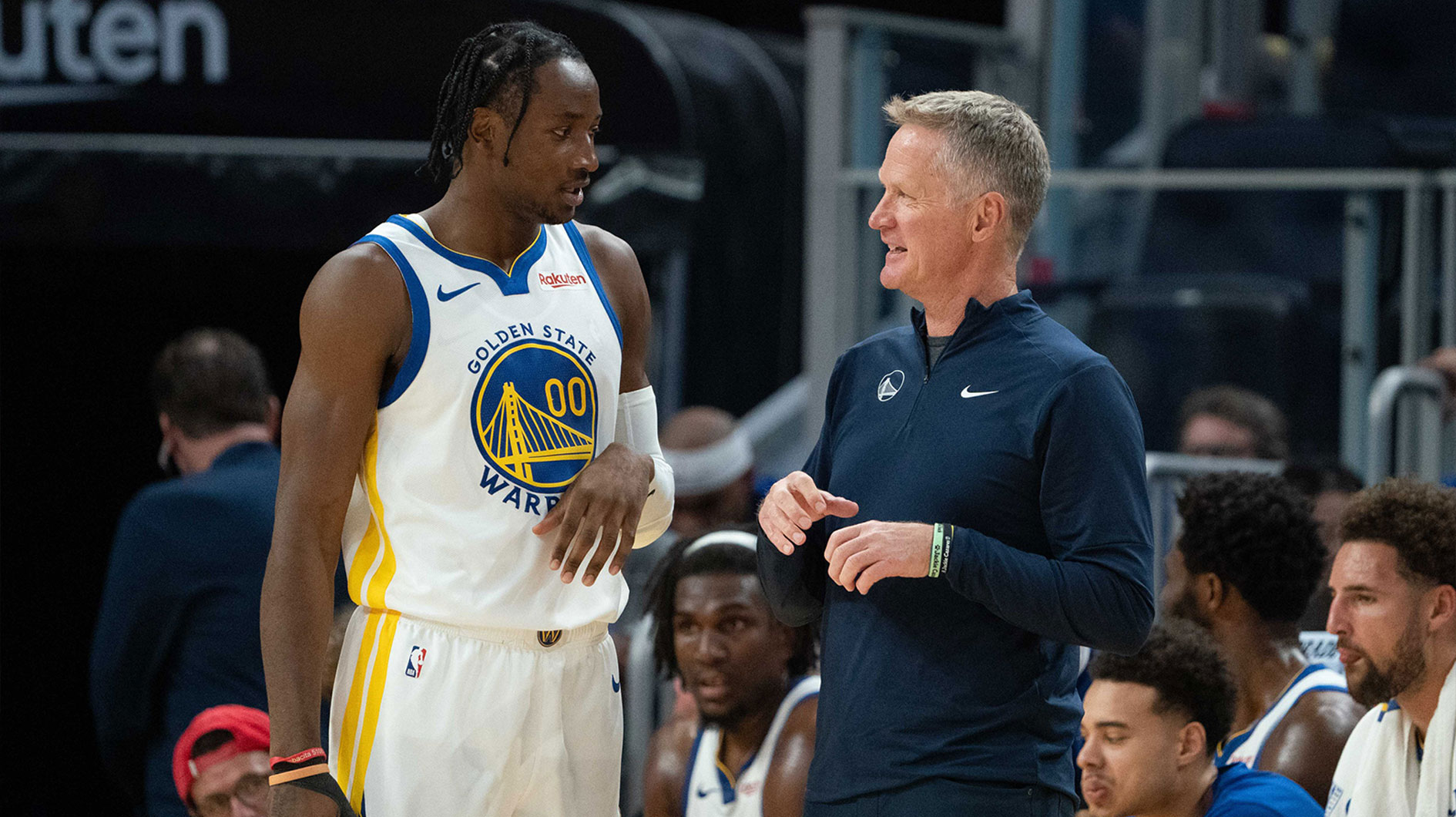Golden State Warriors head coach Steve Kerr (right) talks to forward Jonathan Kuminga (00) during the third quarter against the San Antonio Spurs at Chase Center.