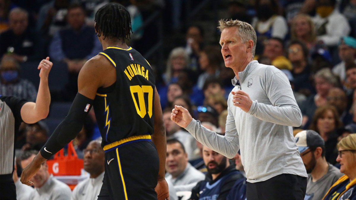 Golden State Warriors head coach Steve Kerr (right) talks with forward Jonathan Kuminga (00) during the first half against the Memphis Grizzlies at FedExForum.