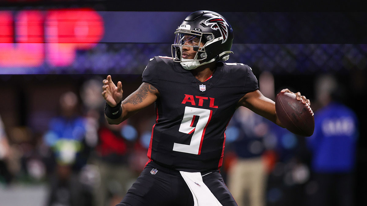 Atlanta Falcons quarterback Michael Penix Jr. (9) throws a pass against the Carolina Panthers in the third quarter at Mercedes-Benz Stadium.