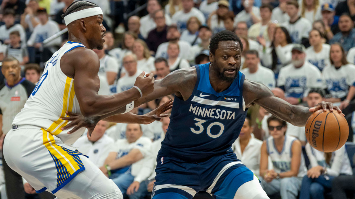Timberwolves forward Julius Randle (30) dribbles the ball