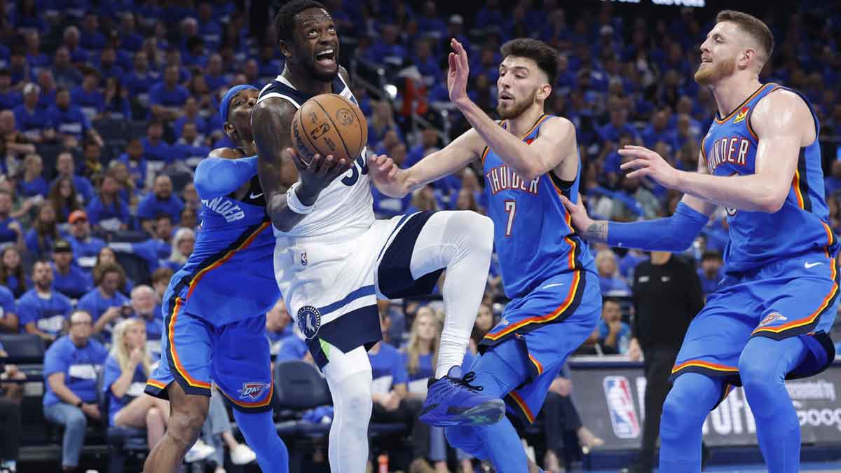Timberwolves forward Julius Randle (30) drives