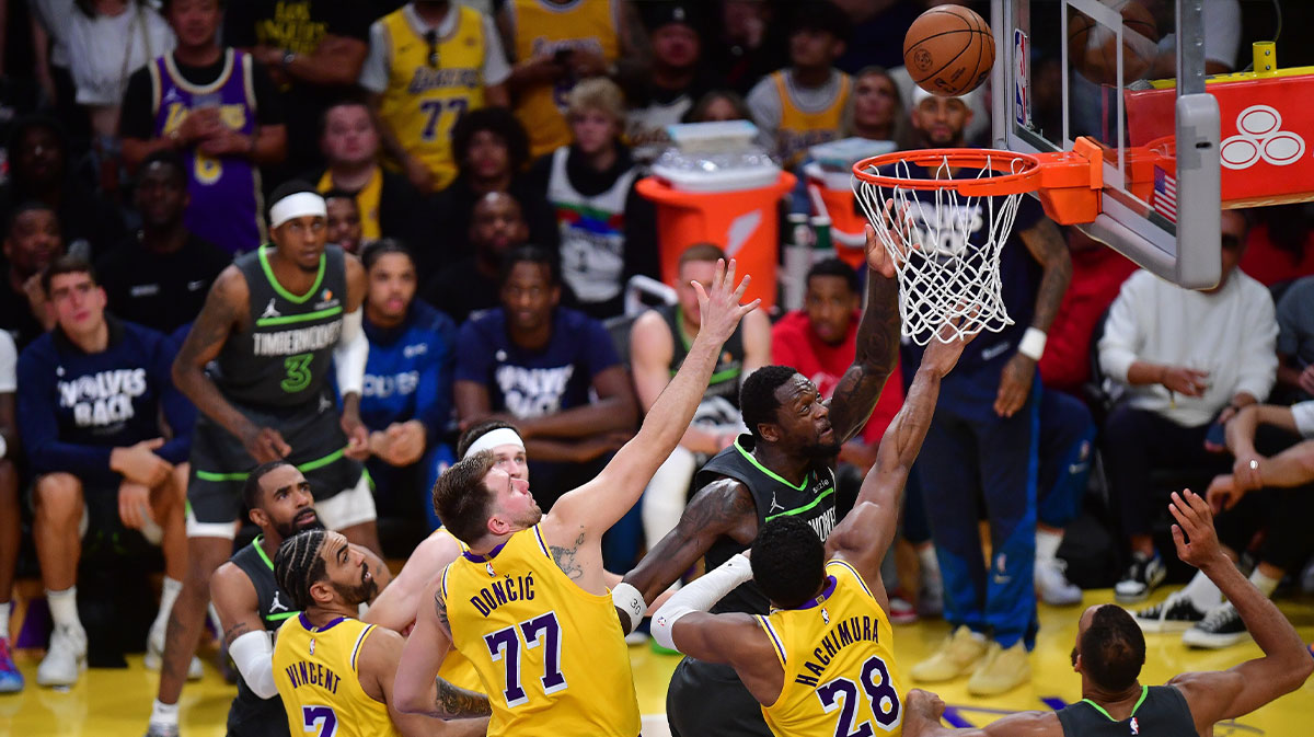 The Minnesota striker Timberwolves Julius Randle (30) shot against the Los Angeles goalkeeper, Gabe Vincent (7), goalkeeper Luka Doncic (77) and striker Rui Hachimura (28) during the second half in the first five round for the NBA 2025 qualifiers in Crypto.com Arena. 