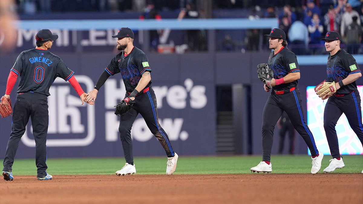 Blue Jays sign 2 pitchers to strengthen staff