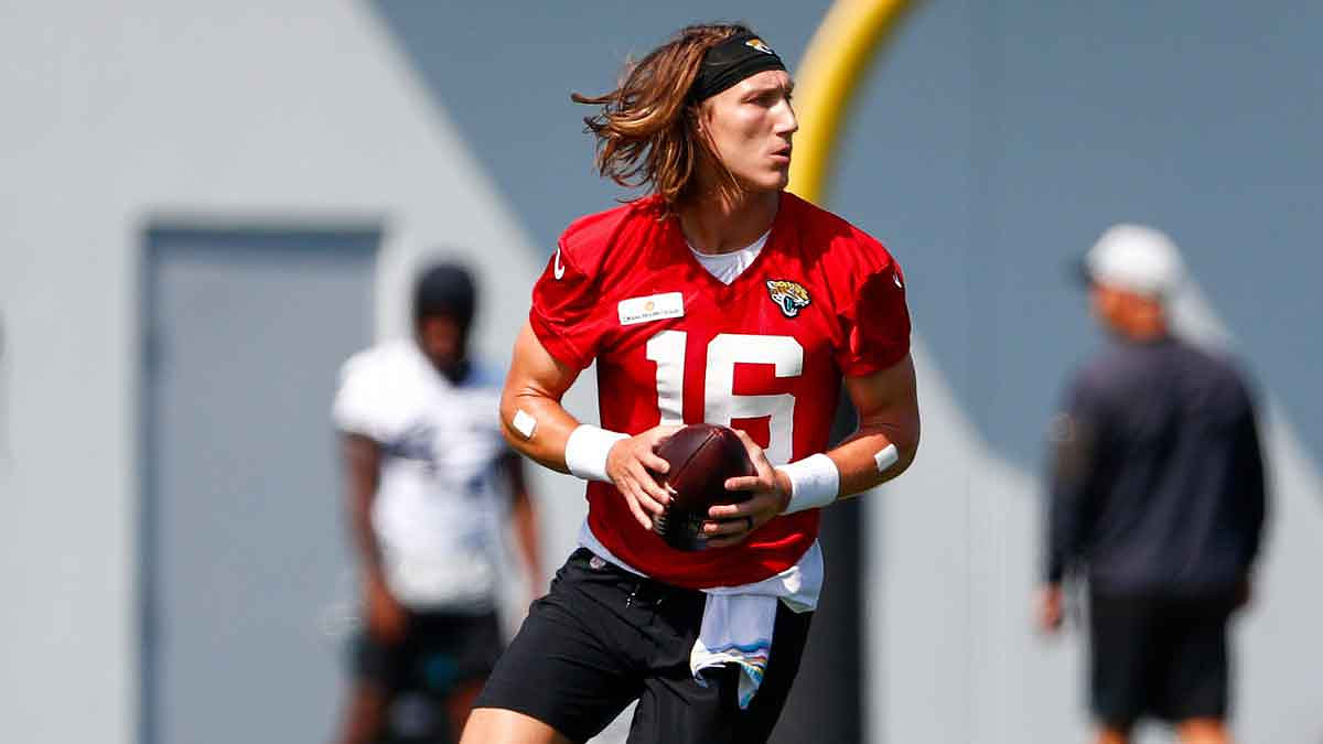 Jacksonville Jaguars quarterback Trevor Lawrence (16) participates in drills during minicamp.