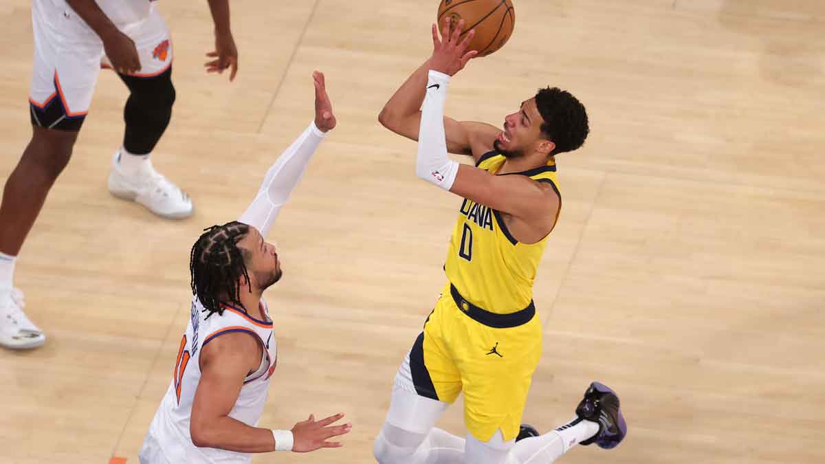 Indiana Pacers guard Tyrese Haliburton (0) shoots against New York Knicks guard Jalen Brunson (11) in the second quarter during game five of the eastern conference finals for the 2025 NBA Playoffs at Madison Square Garden.