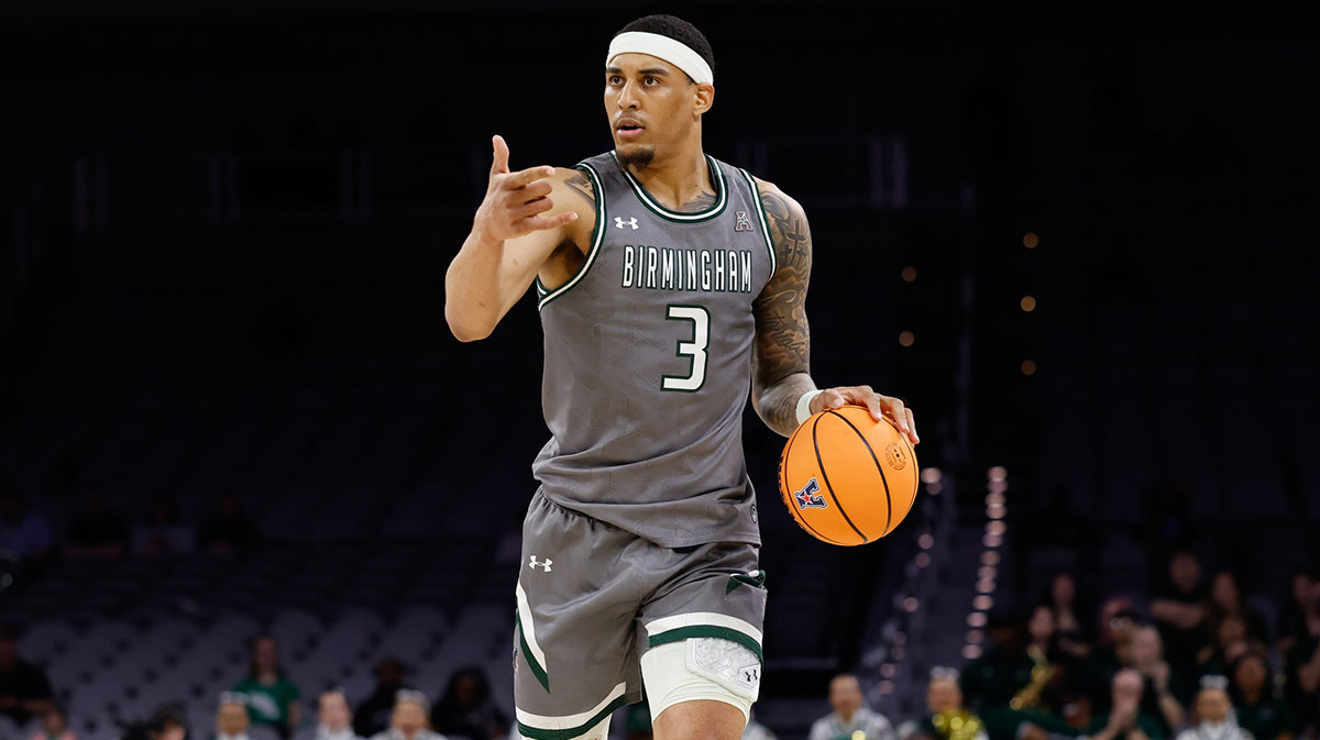 UAB Blazers forward Yaxel Lendeborg (3) dribbles the ball upcourt against the North Texas Mean Green during the first half at Dickies Arena.
