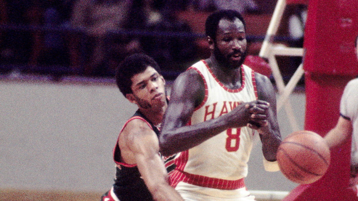 Atlanta Hawks center Walt Bellamy (8) is defended by Milwaukee Bucks center Kareem Abdul-Jabbar (33) at The Omni.