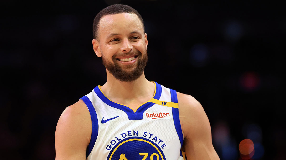 Golden State Warriors guard Stephen Curry (30) reacts against the Phoenix Suns during the first half at Footprint Center.