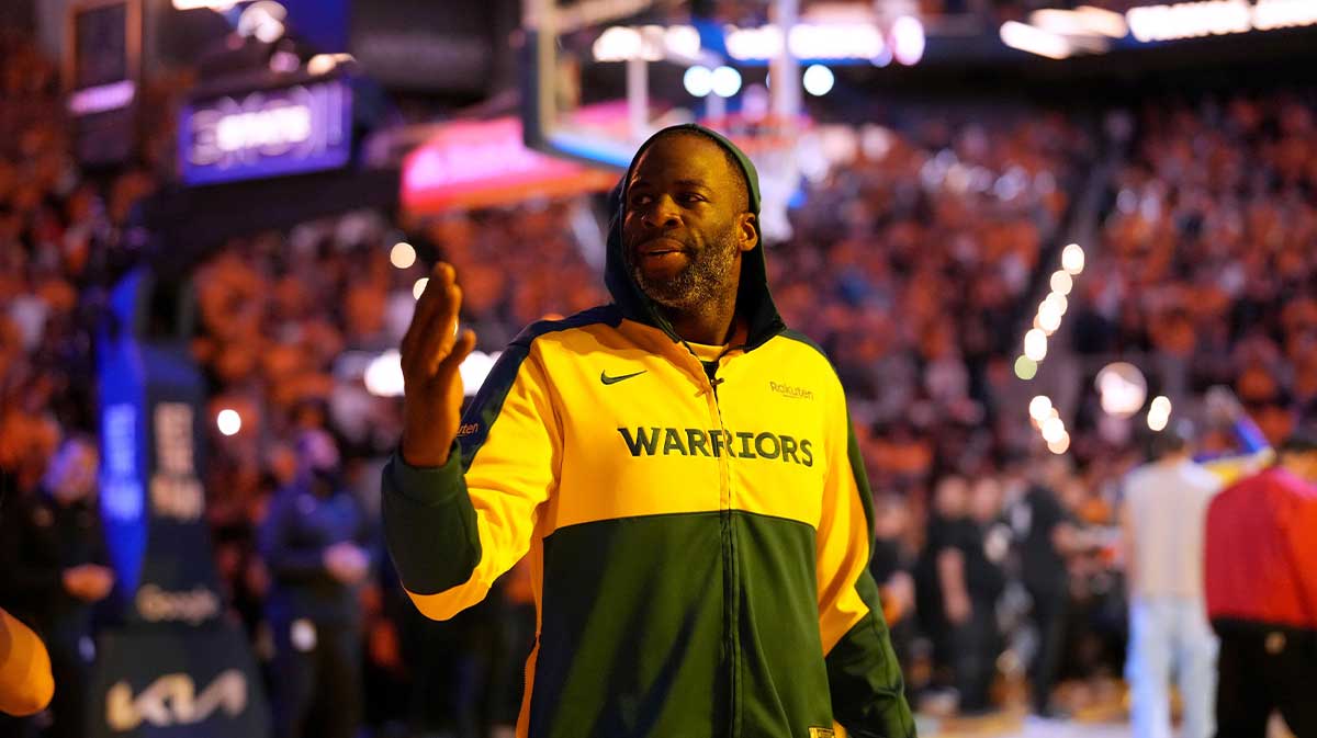 Tiền đạo Draymond Green (23) của Warriors thổi một nụ hôn về phía đám đông trước khi bắt đầu trận đấu với Minnesota Timberwolves trong trận đấu thứ tư của vòng thứ hai cho NBA Playoffs 2025 tại Chase Center