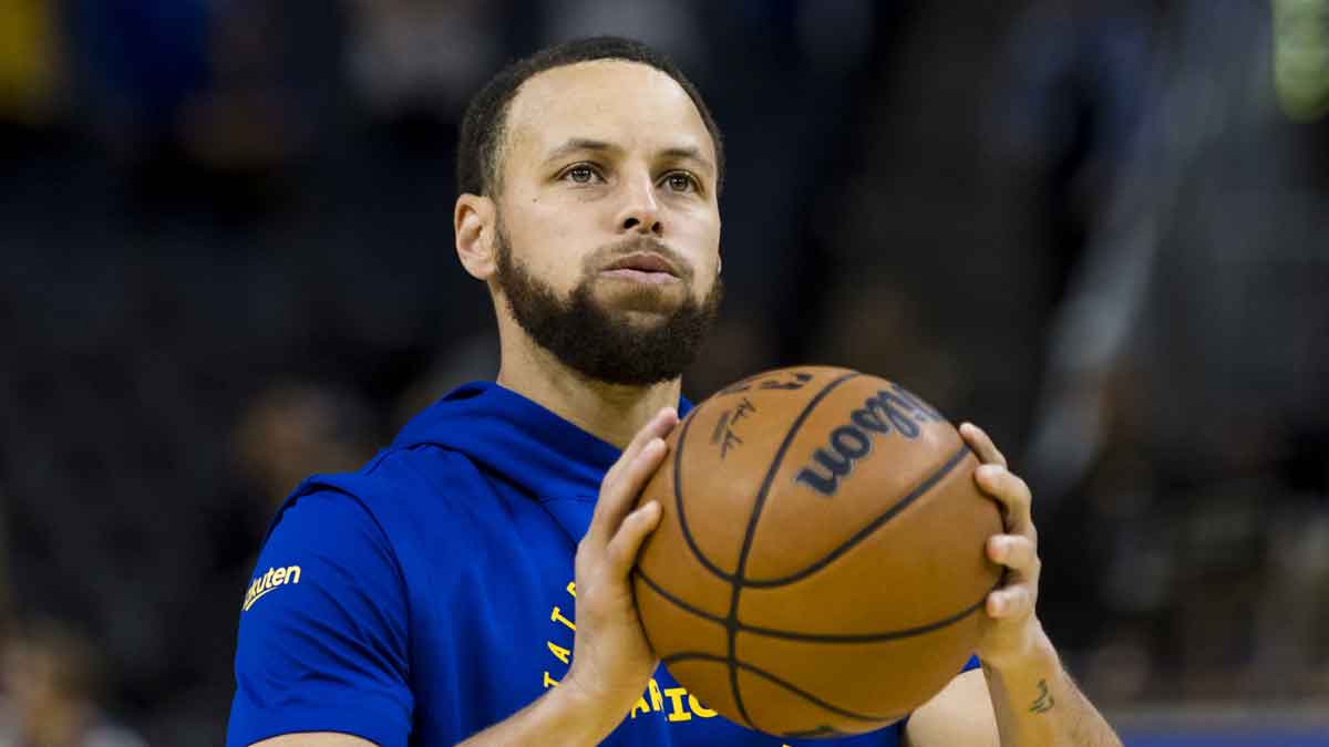 Golden State Warriors guard Stephen Curry (30) warms up before the game against the Dallas Mavericks at Chase Center.