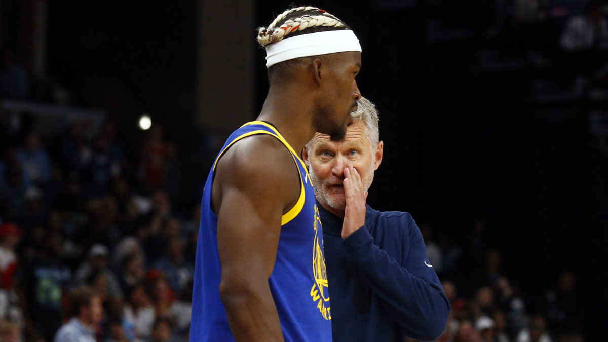 Warriors head coach Steve Kerr (right) talks with forward Jimmy Butler III (10) during the fourth quarter against the Memphis Grizzlies at FedExForum