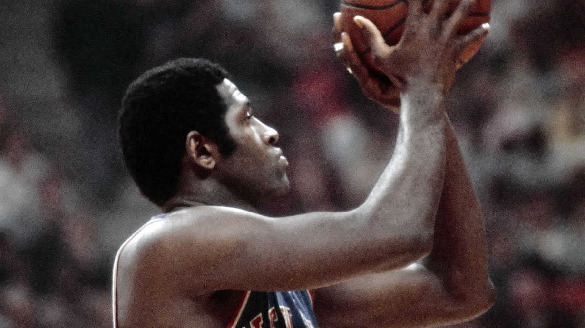 New York Knicks center Willis Reed (19) against the Atlanta Hawks at The Omni.