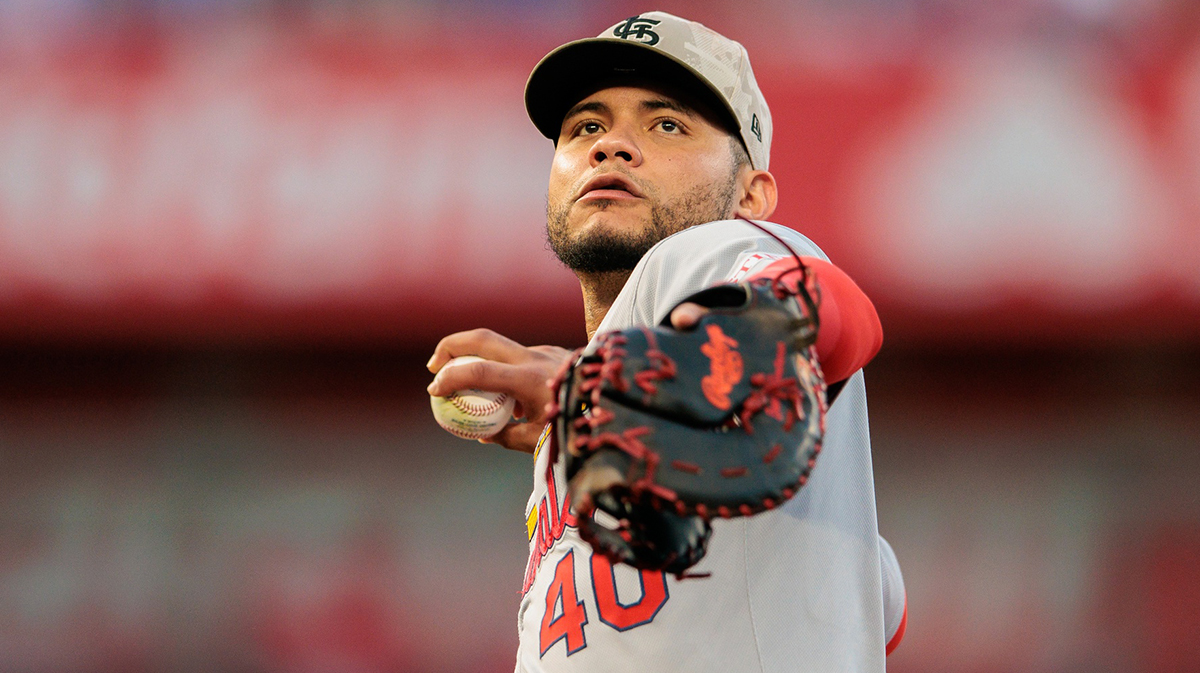 St. Louis Cardinals first base Willson Contreras (40) throws the ball during the seventh inning against the Kansas City Royals at Kauffman Stadium.