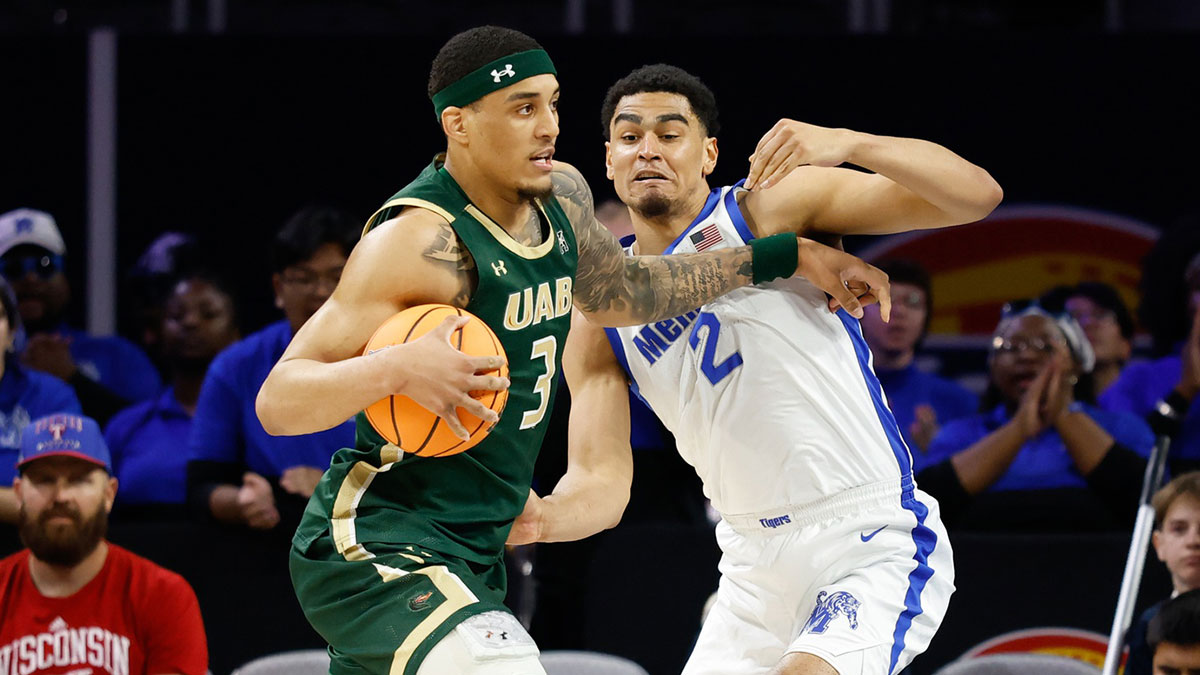 UAB Blazers forward Yaxel Lendeborg (3) drives to the basket as Memphis Tigers forward Nicholas Jourdain (2) defends during the first half at Dickies Arena.