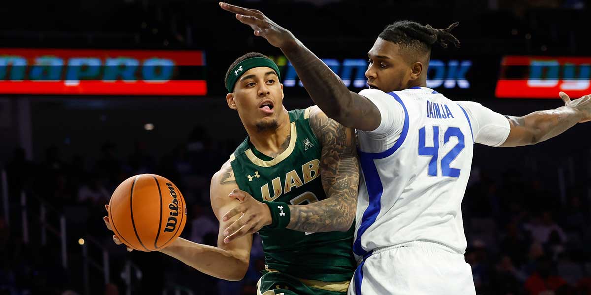 UAB Blazers forward Yaxel Lendeborg (3) looks to pass as Memphis Tigers forward Dain Dainja (42) defends during the first half at Dickies Arena.