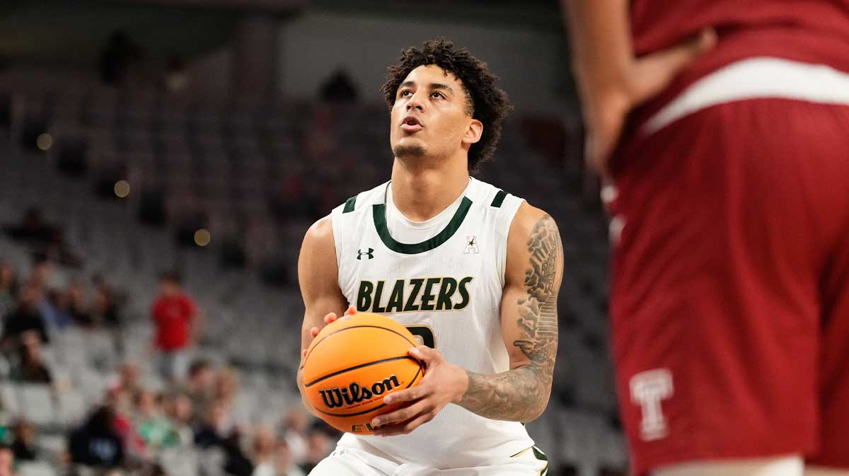 UAB Blazers forward Yaxel Lendeborg (3) shoots a free throw against the Temple Owls during the first half at Dickies Arena.