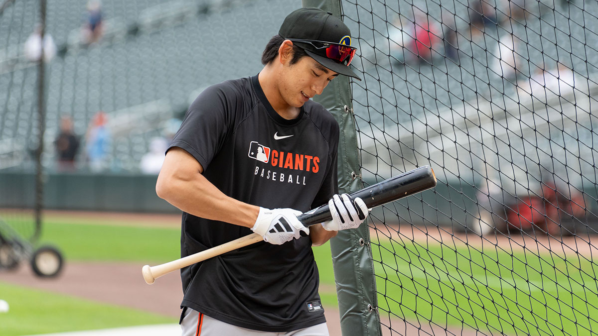San Francisco Giants outfielder Jung Hoo Lee (51) finishes up batting practice before their game against the Minnesota Twins at Target Field