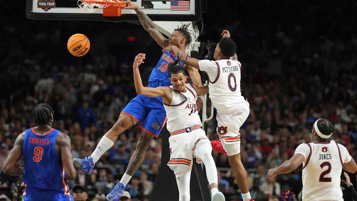 Florida Gators guard Alijah Martin (15) dunks against Auburn Tigers guard Chad Baker-Mazara (10) and Auburn Tigers guard Tahaad Pettiford (0) in the semifinals of the men's Final Four of the 2025 NCAA Tournament at the Alamodome.
