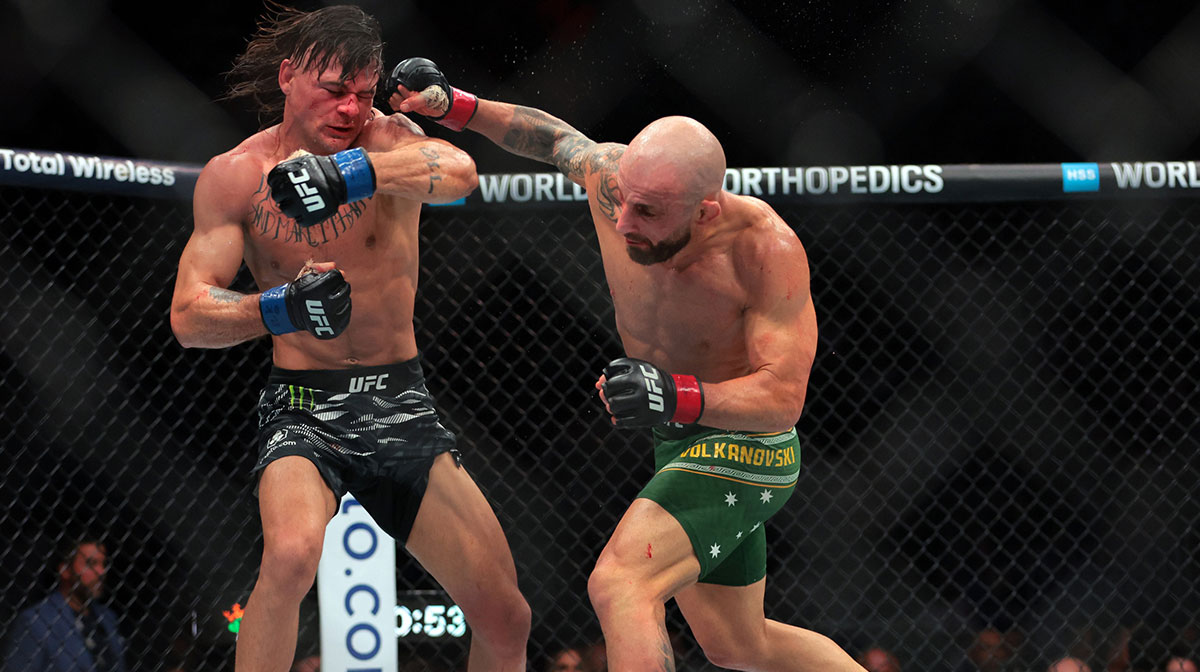 Alexander Volkanovski (red gloves) fights against Diego Lopes (blue gloves) during UFC 314 at Kaseya Center.