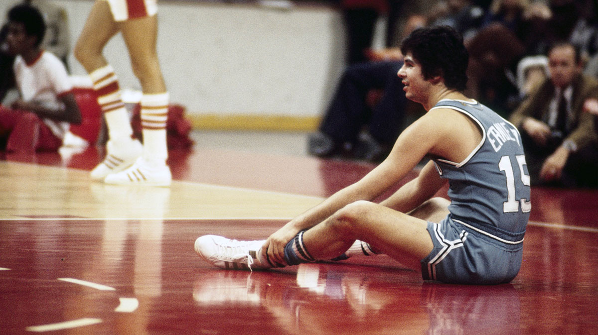 FILE PHOTO; Buffalo Braves guard Ernie DiGregorio (15) against the Atlanta Hawks during the 1973-74 season at The Omni.