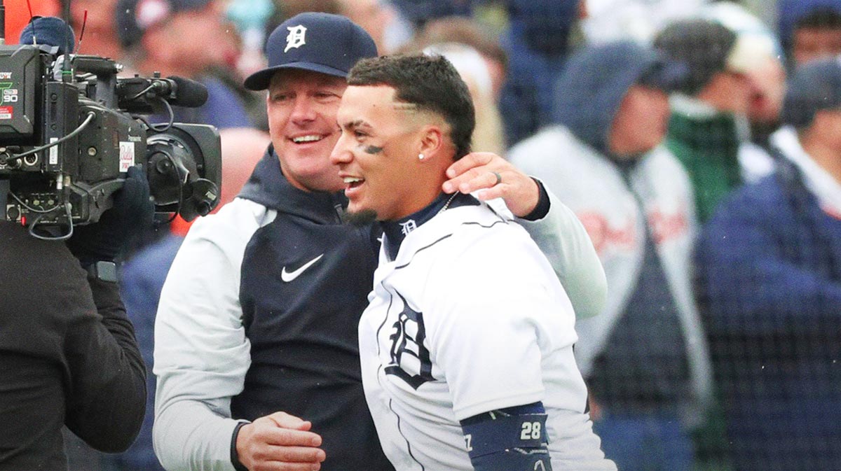 Javier Baez and manager AJ Hinch celebrate his single to beat the White Sox, 5-4.