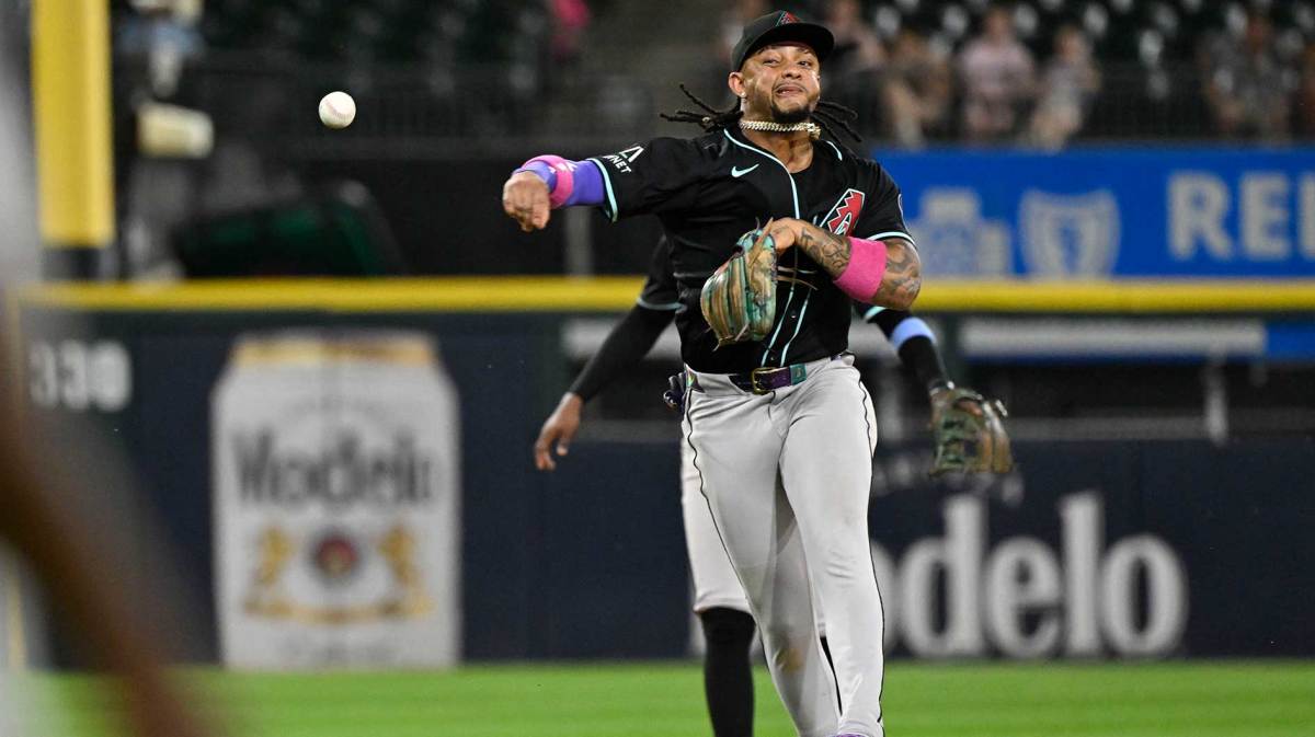 Jun 23, 2025; Chicago, Illinois, USA; Arizona Diamondbacks second baseman Ketel Marte (4) tries to throw out Chicago White Sox outfielder Luis Robert Jr. (88) at first base during the ninth inning at Rate Field. Mandatory Credit: Matt Marton-Imagn Images