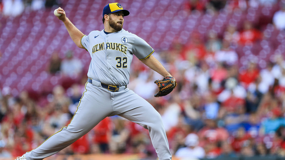 Milwaukee Brewers starting pitcher Aaron Civale (32) pitches against the Cincinnati Reds in the first inning at Great American Ball Park.