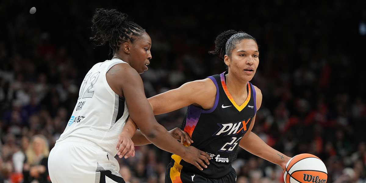 Phoenix Mercury forward Alyssa Thomas (25) shields the ball from Las Vegas Aces guard Chelsea Gray (12) in the second half at Footprint Center