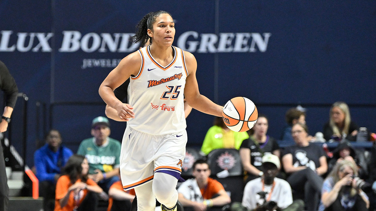 Phoenix Mercury forward Alyssa Thomas (25) dribbles against the Connecticut Sun during the second half at Mohegan Sun Arena. 