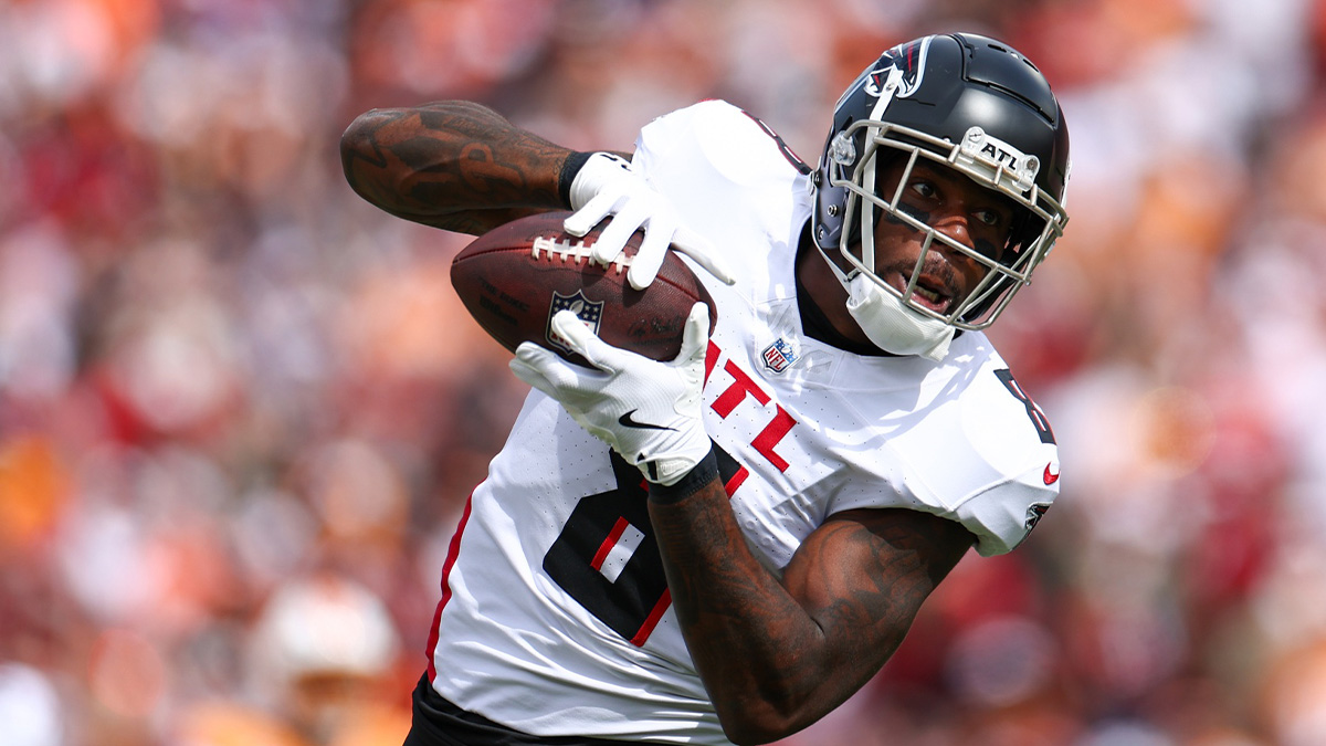 Atlanta Falcons tight end Kyle Pitts (8) catches a pass for a touchdown against the Tampa Bay Buccaneers in the first quarter at Raymond James Stadium.