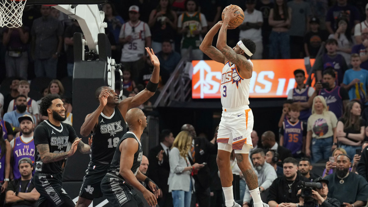 Phoenix Suns guard Bradley Beal (3) shoots against the San Antonio Spurs during the first half at Footprint Center.