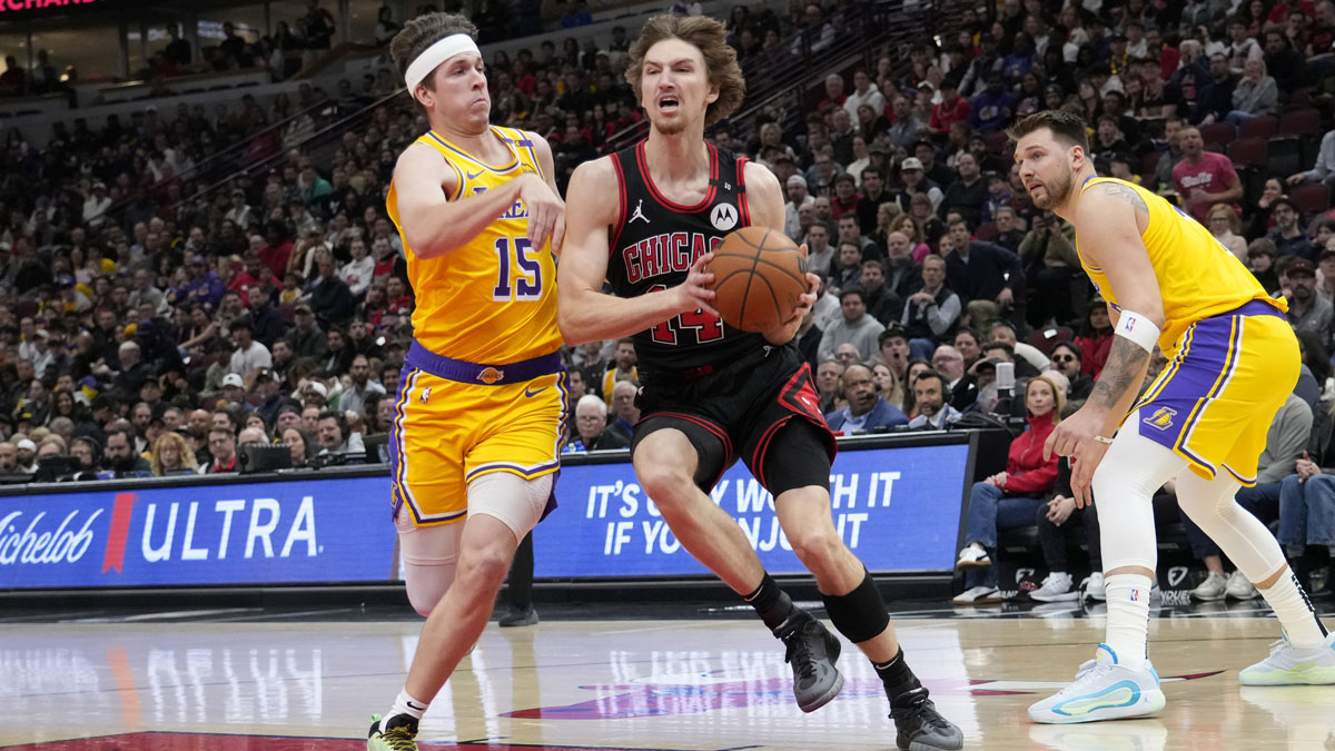 Los Angeles Lakers guard Austin Reaves (15) defends Chicago Bulls forward Matas Buzelis (14) during the first quarter at United Center.