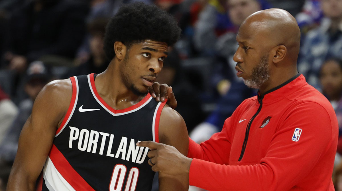 Blazers head coach Chauncey Billups talks to Scoot Henderson
