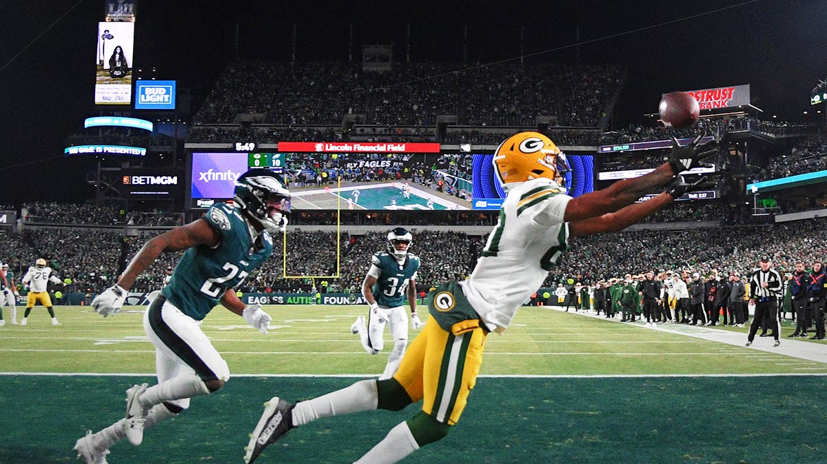 Green Bay Packers wide receiver Bo Melton (80) attempts o make a catch against Philadelphia Eagles cornerback Quinyon Mitchell (27) in an NFC wild card game at Lincoln Financial Field.