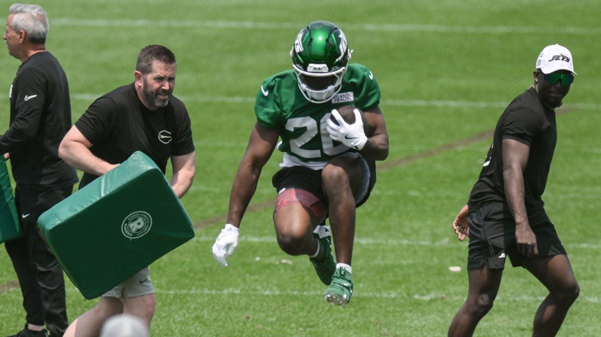 New York Jets running back Breece Hall (20) participates in a drill during minicamp at Atlantic Health Jets Training Center.