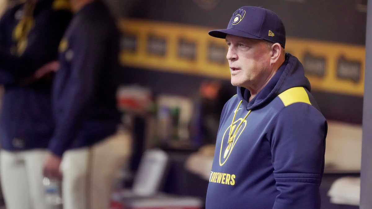 Người quản lý của Milwaukee Brewers, Pat Murphy, được thể hiện trong hiệp đầu tiên của trận đấu với Boston Red Sox