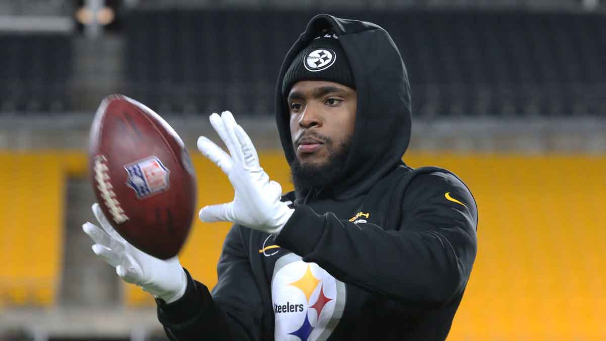 Pittsburgh Steelers wide receiver Diontae Johnson (18) warms up before he game against the Cleveland Browns at Heinz Field.