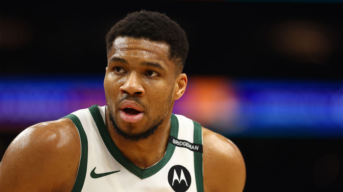 Milwaukee Bucks forward Giannis Antetokounmpo (34) against the Phoenix Suns at Footprint Center.