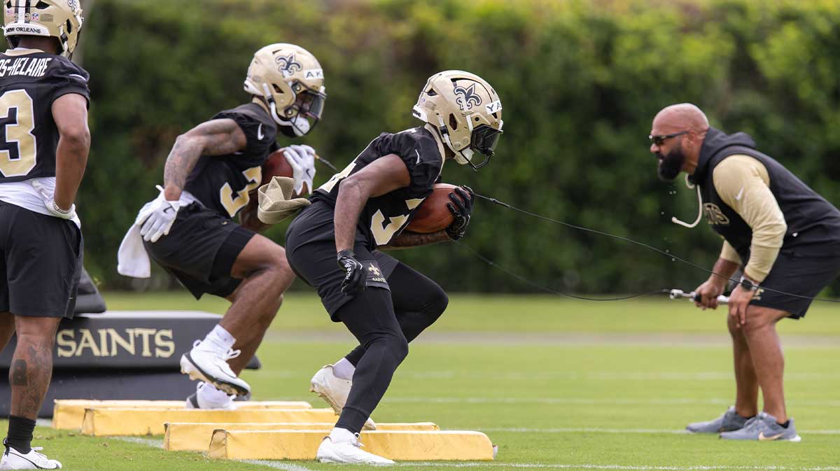 New Orleans Saints running back coach Joel Thomas works on drills with running back Marcus Yarns (34) and running back Cam Akers during minicamp at Ochsner Sports Performance Center. Stephen Lew-Imagn Images