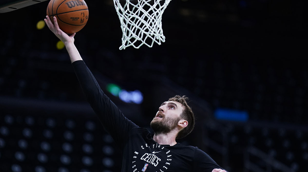 Boston Celtics center Luke Kornet (40) warms up before game five of first round for the 2025 NBA Playoffs against the Orlando Magic at TD Garden. Spurs free agency