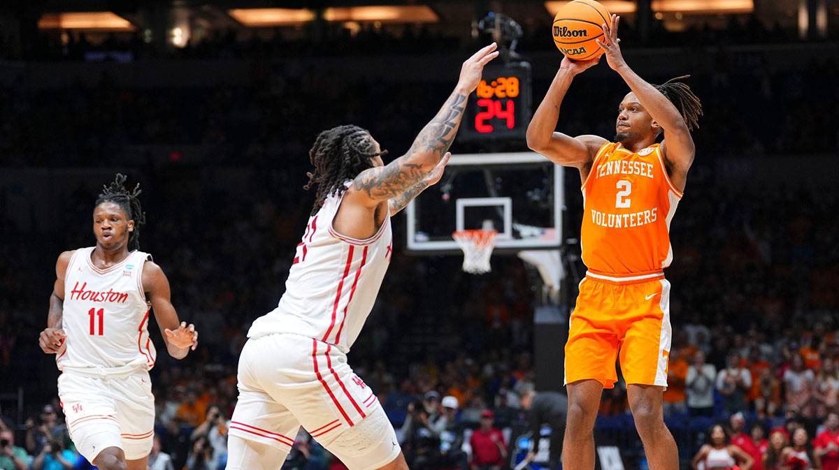 Tennessee guard Chaz Lanier (2) with the shot attempt during the NCAA Tournament Elite Eight game against Houston at Lucas Oil Stadium