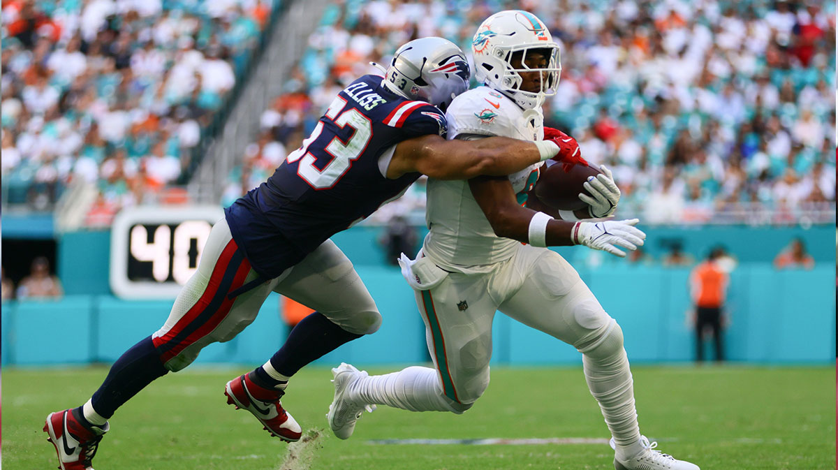 Miami Dolphins tight end Jonnu Smith (9) runs with the football against New England Patriots linebacker Christian Elliss (53) during the second quarter at Hard Rock Stadium.